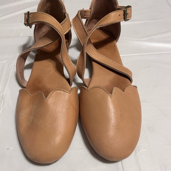 Elf Women’s Scallop-Trim Ankle Strap Leather Flats in Tan size 7.5 - Picture 3 of 10